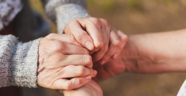 Homme et femme se tenant les mains