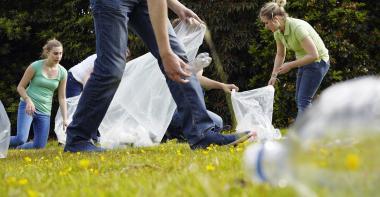 Jeunes qui ramassent des déchets