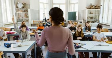 Une enseignante donne cours en classe