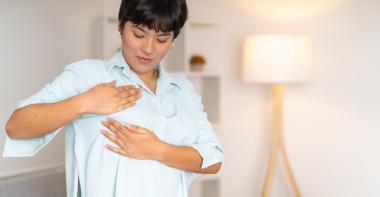 Une femme fait une auto-palpation de ses seins