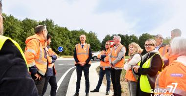 Oliver Lavenka avec les agents des routes 
