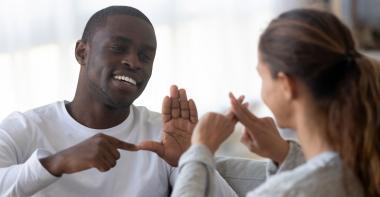 Un homme et une femme parlant en langue des signes