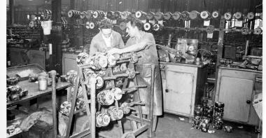 Deux ouvriers dans une usine