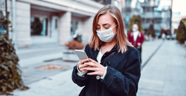 Une femme sur son smartphone dans la rue