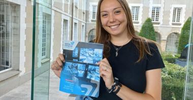 Une femme avec le Seine & Marne Mag du Département de Seine-et-Marne