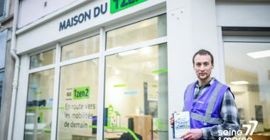 un ambassadeur du Tzen2 devant la Maison du Tzen 2 à Melun