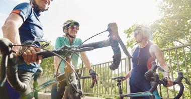 des femmes à vélo