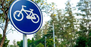 panneau de piste cyclable dans une forêt