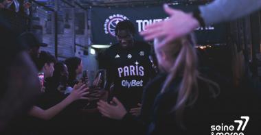 Joueur de basket à l'Accor Arena à Paris