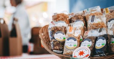 Paquets de pâtes locales dans un panier