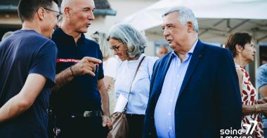 Le Président du Département de Seine-et-Marne aux côtés d'un sapeur-pompier et d'un agriculteur