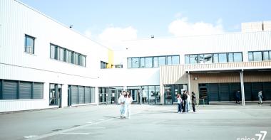 Collégiens dans leur collège en Seine-et-Marne