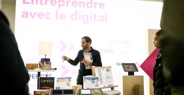 Stand d'information sur entreprendre avec le digital