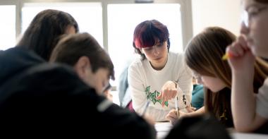 une artiste avec des collégiens pour écrire une chanson
