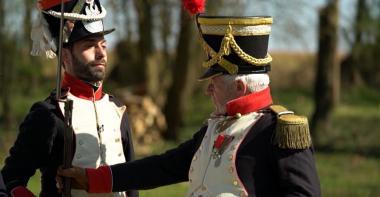 Deux hommes habillés en soldat de l'Empire