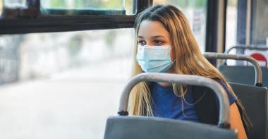 une jeune femme dans un bus scolaire