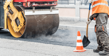 Travaux d'enrobés sur une route