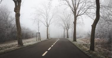 route déserte en hiver