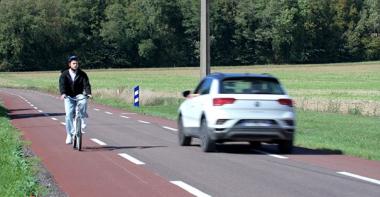 Un cycliste sur une CVCB croise une voiture