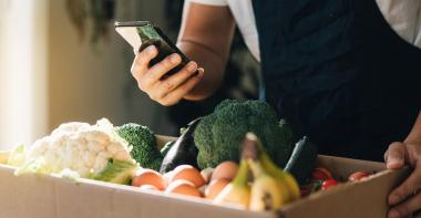Panier de fruits et légumes achetés en ligne