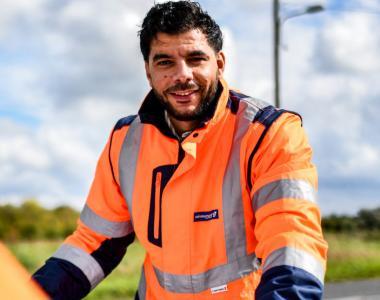 Un agent des routes en tenue de travail