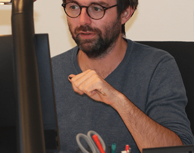Un homme travaillant devant un ordinateur