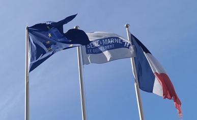 Les trois drapeaux de l'Union Européenne, le Département de Seine-et-Marne et la france
