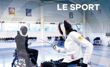 Deux athlètes handisport font de l'escrime fauteuil