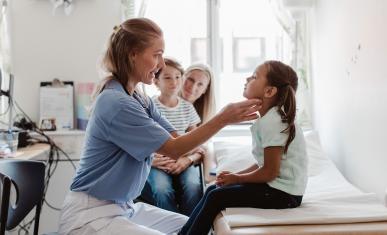 Un médecin examine un enfant