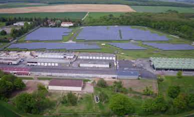 Vue du ciel sur la centrale solaire de Sourdun