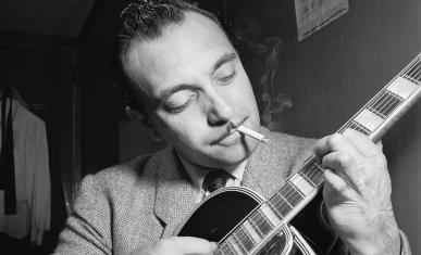 Django Reinhardt jouant de la guitare