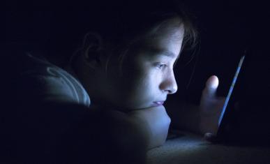 Un adolescent avec son smartphone la nuit