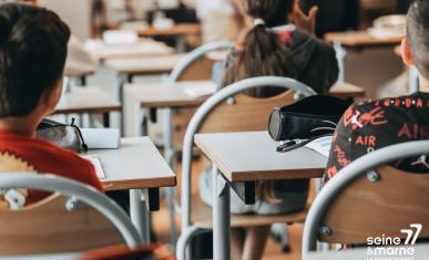 Des collégiens dans une salle de classe