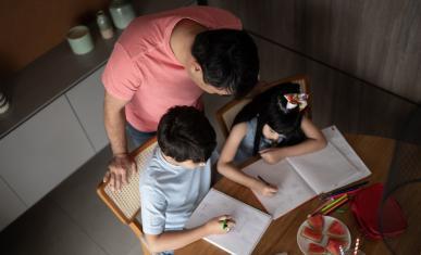 Des élèves font des cours en distanciel chez eux