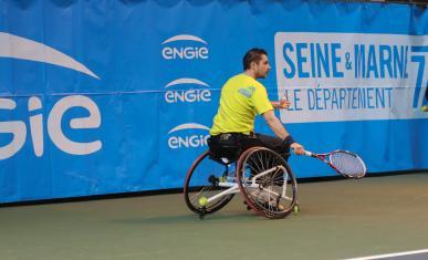 Un joueur de tennis en fauteuil roulant en train de jouer