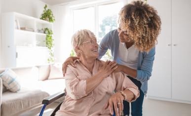 Une personne âgée accompagnée par une personne