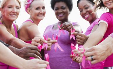 Des femmes rassemblées pour Octobre Rose
