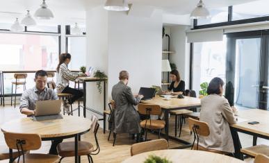 Personnes qui travaillent dans un open-space