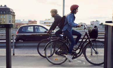 Deux vélos sur une piste cyclable 