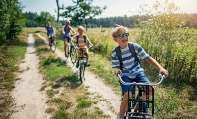 Une famille fait du vélo sur un sentier