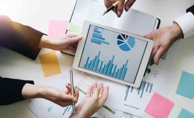 Tablette numérique avec des infographies