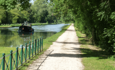 Plan dans chemin avec un bateau.