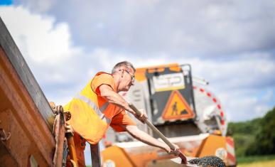 Des hommes refont la chaussée sur la RD 1036