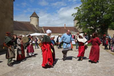 Danse d'un groupe de comédiens en costume médiéval à Blandy-les-Tours