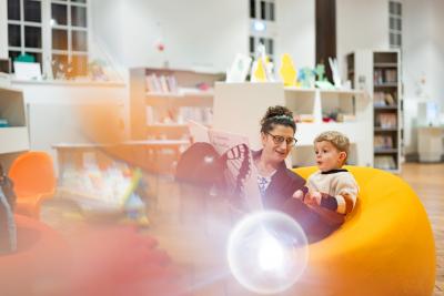 Une maman fait la lecture à son tout-petit