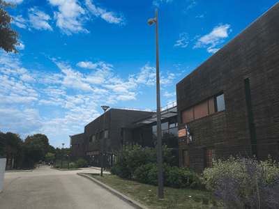 Caméra de vidéosurveillance aux abords d'un collège
