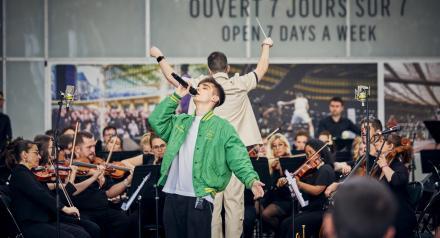 Le groupe SEMRA sur scène entouré d'un orchestre symphonique