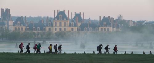 Des promeneurs de la Rando des 3 châteaux devant le château de Fontainebleau