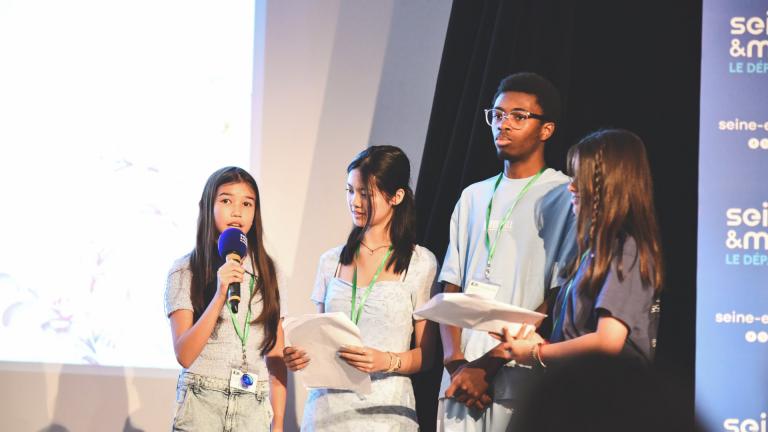 Un groupe de collégiens fait un exposé sur l'eau