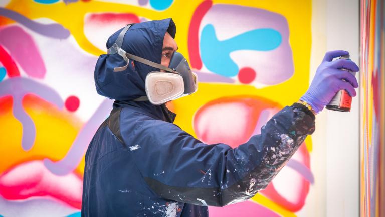 Un street artist réalise une œuvre